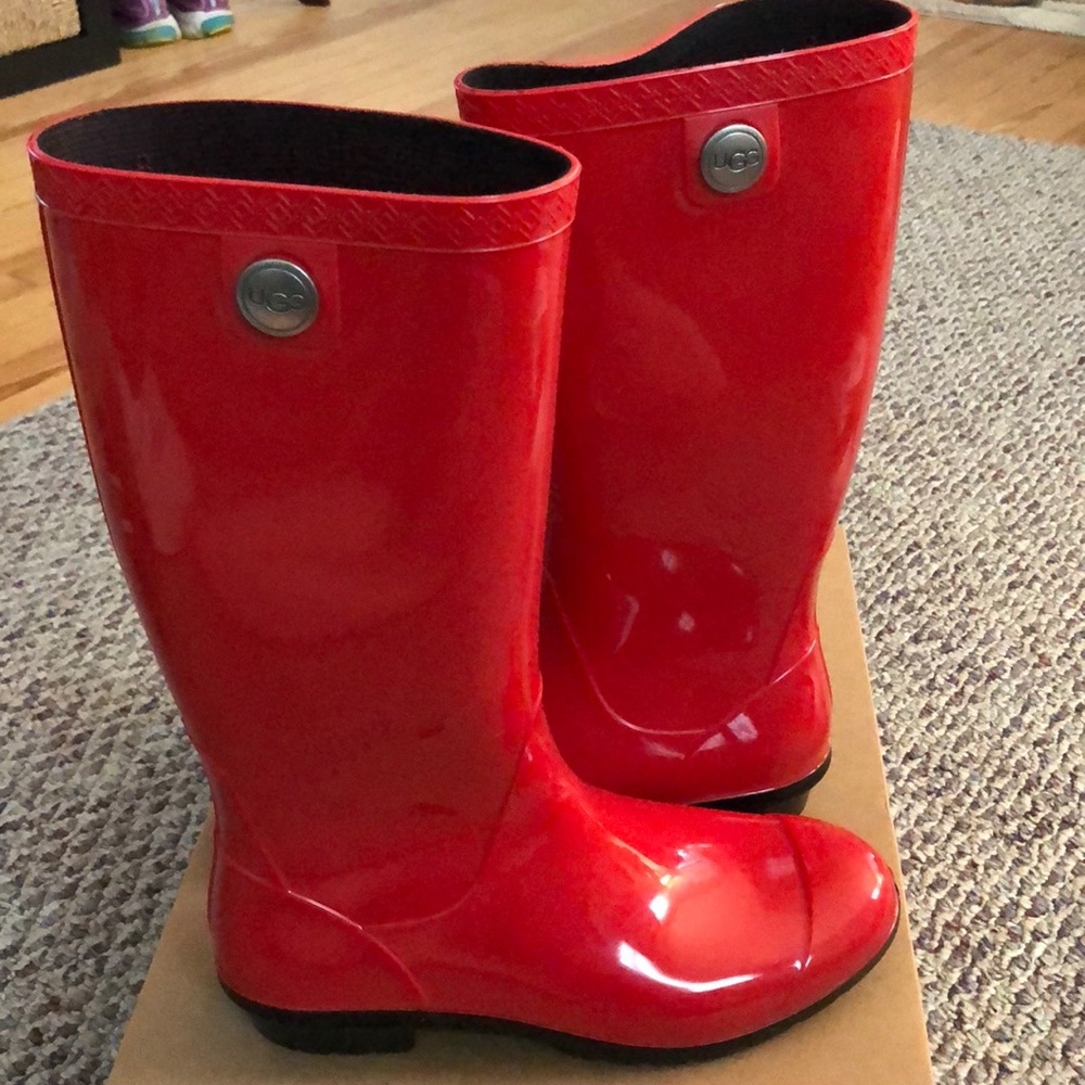 UGG Shaye rain boots (NWT in box)